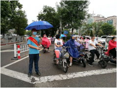為進(jìn)一步加強(qiáng)文明城市建設(shè)，提升市民文明素質(zhì)，增強(qiáng)文明出行的意識(shí)，創(chuàng)建良好的城市交通環(huán)境。6月15日-19日，聊城市水利工程總公司志愿者在東昌路與花園路交通路口，開展文明交